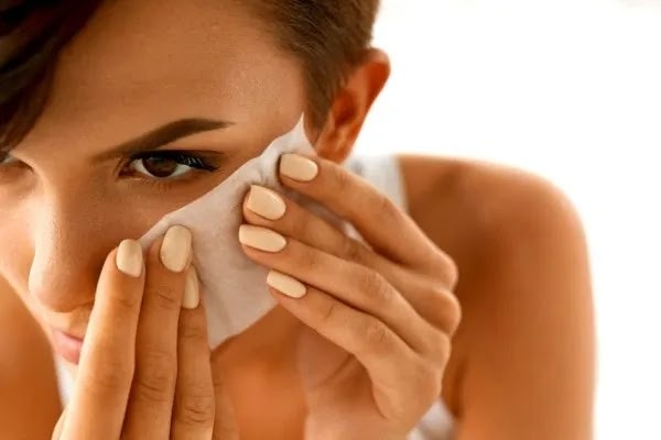 Bạn nên tránh xa những thói quen sai lầm gây hại cho da dầu